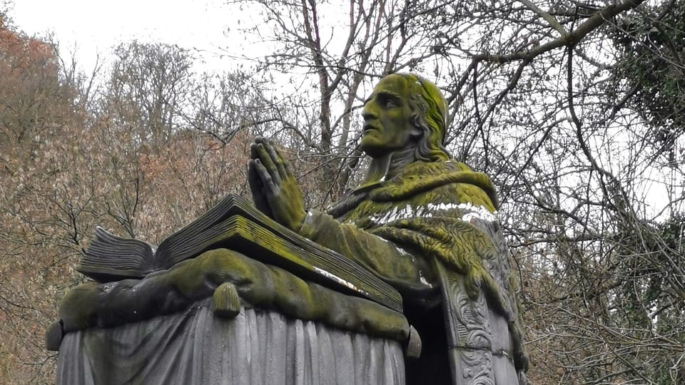 Pomník,  který patří k vrcholným dílům sochaře Václava Prachnera,  odlily hořovické hutě. | Foto: Petr Lukeš,  Radio Prague International