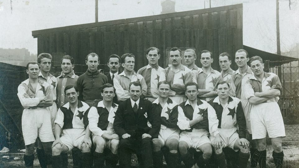 Josef Laufer se 'svým' klubem Slavia Praha, 1923 | Foto: e-Sbírky, Národní muzeum, CC BY 4.0 DEED Josef Laufer se 'svým' klubem Slavia Praha, 1923 | Foto: e-Sbírky, Národní muzeum, CC BY 4.0 DEED