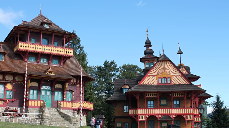 Lidové stavby Libušín a Maměnka, které vznikly v Pustevnách podle návrhu architekta Dušana Jurkoviče | Foto: Ondřej Tomšů, Radio Prague International Lidové stavby Libušín a Maměnka, které vznikly v Pustevnách podle návrhu architekta Dušana Jurkoviče | Foto: Ondřej Tomšů, Radio Prague International