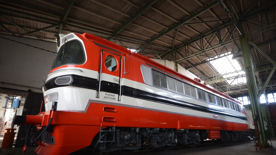 Elegantní elektrická lokomotiva na střídavý proud S 699.001 byla v roce 1963 vyrobena v plzeňské škodovce jako jediný prototyp této řady a dnes ji vystavuje NTM v Chomutově. | Foto: Břetislav Tureček, Radio Prague International Elegantní elektrická lokomotiva na střídavý proud S 699.001 byla v roce 1963 vyrobena v plzeňské škodovce jako jediný prototyp této řady a dnes ji vystavuje NTM v Chomutově. | Foto: Břetislav Tureček, Radio Prague International