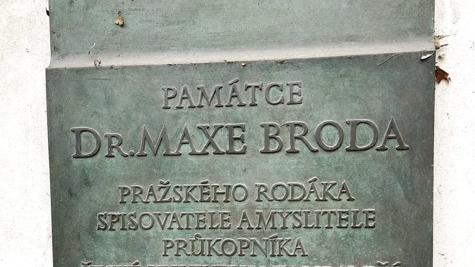 Naproti hrobu Franze Kafky je pamětní deska přítele Maxe Broda. Jeho hrob je v Izraeli | Foto: Petr Lukeš, Radio Prague International Naproti hrobu Franze Kafky je pamětní deska přítele Maxe Broda. Jeho hrob je v Izraeli | Foto: Petr Lukeš, Radio Prague International