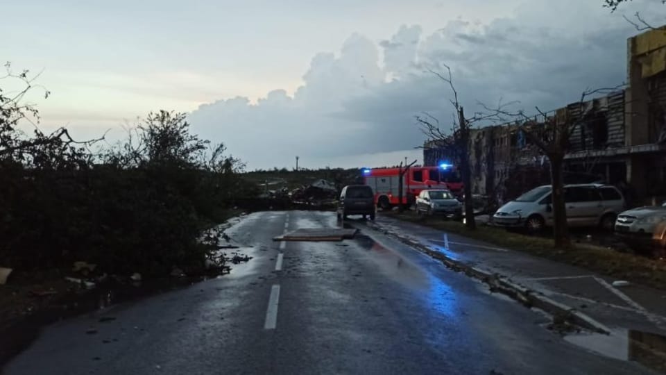 Tornádo vyvrátilo stromy, které zatarasily silnice | Foto: Hasičský záchranný sbor Jihomoravského kraje Tornádo vyvrátilo stromy, které zatarasily silnice | Foto: Hasičský záchranný sbor Jihomoravského kraje