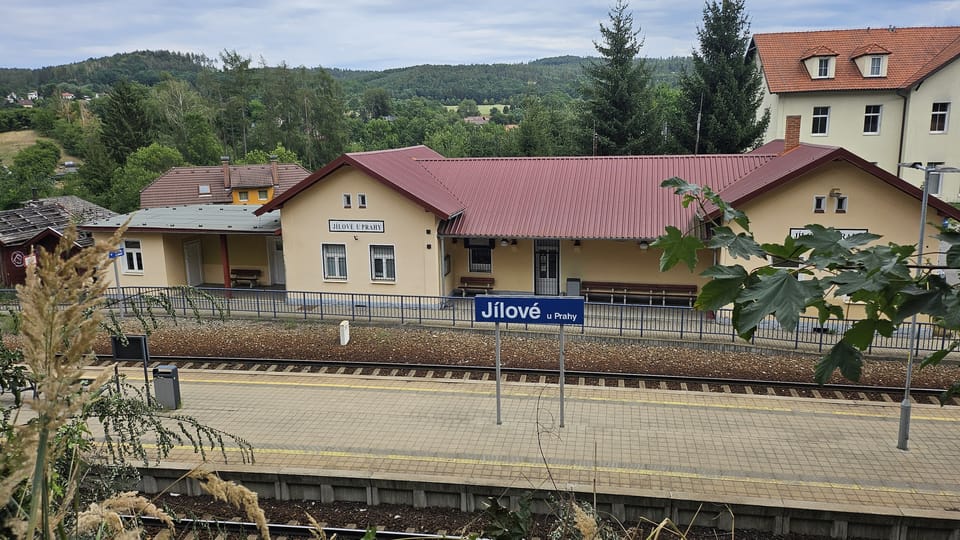 Poněkud ospalé nádraží v Jílovém ve slavných dobách praskalo pod náporem trampů | Foto: Klára Stejskalová,  Radio Prague International