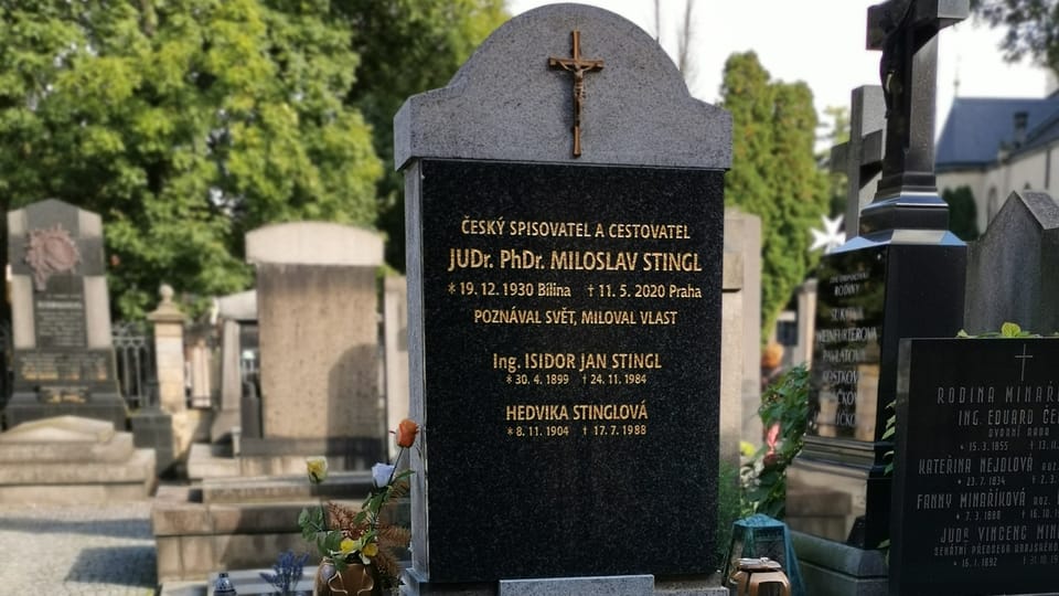 Spisovatel a cestovatel Miloslav Stingl má na svém hrobě zeměkouli | Foto: Petr Lukeš, Radio Prague International Spisovatel a cestovatel Miloslav Stingl má na svém hrobě zeměkouli | Foto: Petr Lukeš, Radio Prague International
