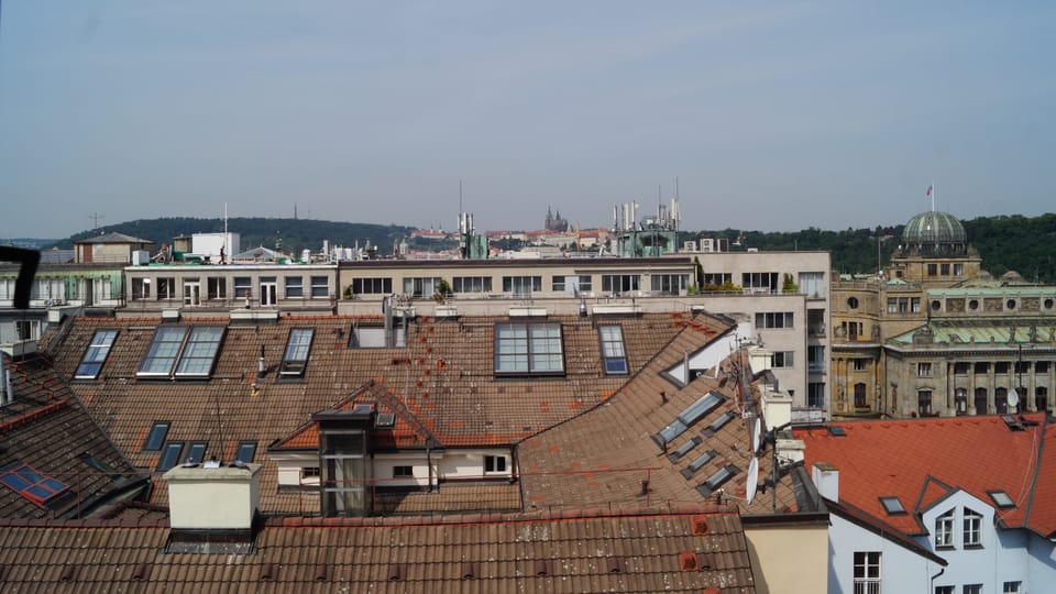 Střechy pražských domů a budova ministerstva průmyslu (vpravo) z Novomlýnské vodárenské věže | Foto: Miloš Turek, Radio Prague International Střechy pražských domů a budova ministerstva průmyslu (vpravo) z Novomlýnské vodárenské věže | Foto: Miloš Turek, Radio Prague International