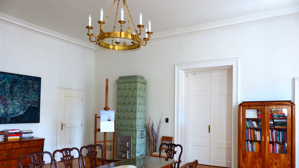 Menší salon s historickým nábytkem a kachlovými kamny | Foto: Petr Lukeš,  Radio Prague International