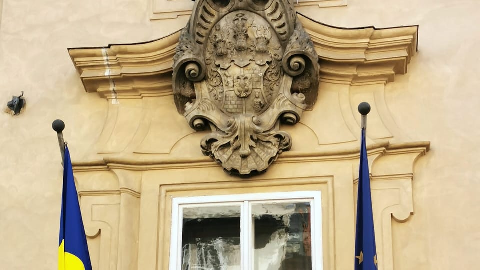 Nad balkonem ve střední části Morzinského paláce je mohutný hraběcí erb | Foto: Petr Lukeš, Radio Prague International Nad balkonem ve střední části Morzinského paláce je mohutný hraběcí erb | Foto: Petr Lukeš, Radio Prague International