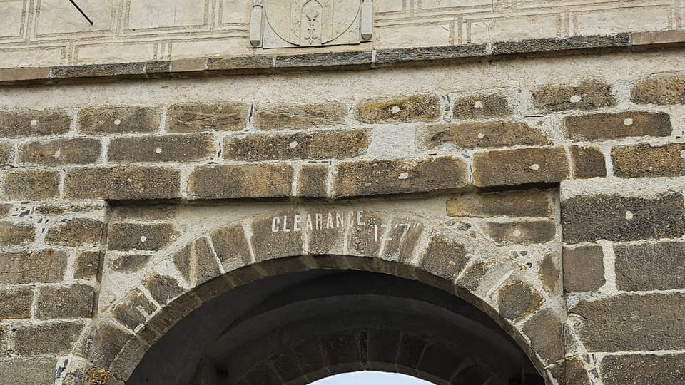 Renesanční mostní brána s anglickým nápisem, který tam vyryli američtí vojáci v květnu 1945 | Foto: Petr Lukeš, Radio Prague International Renesanční mostní brána s anglickým nápisem, který tam vyryli američtí vojáci v květnu 1945 | Foto: Petr Lukeš, Radio Prague International