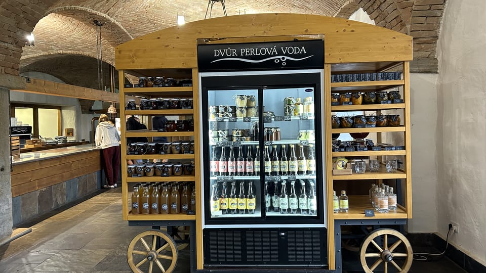 Perlová voda má vlastní minipivovar a nabízí pivo Lanýž. | Foto: Juan Pablo Bertazza, Radio Prague International Perlová voda má vlastní minipivovar a nabízí pivo Lanýž. | Foto: Juan Pablo Bertazza, Radio Prague International