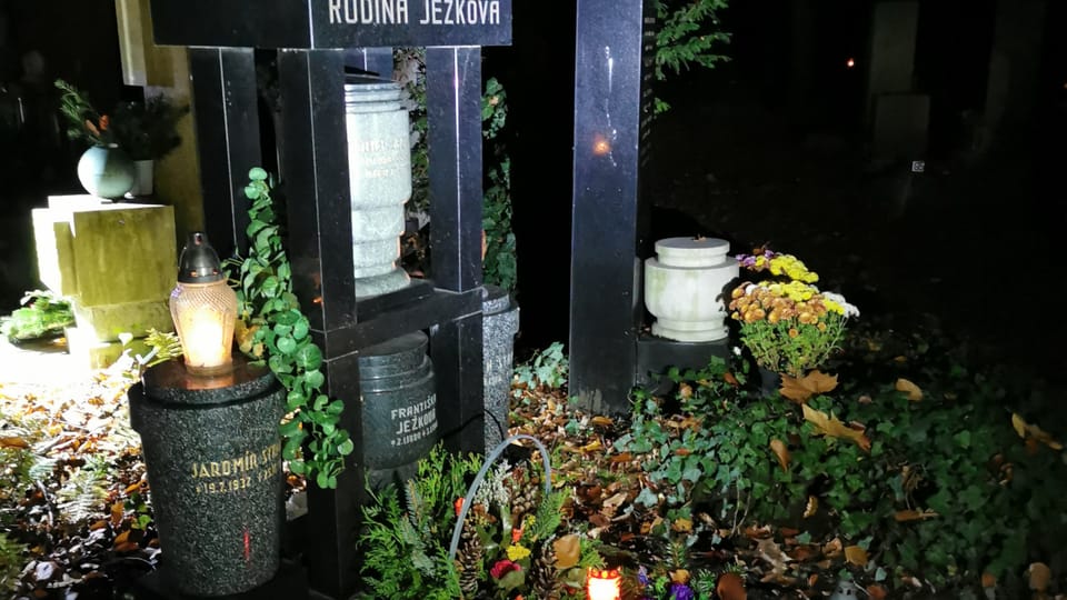Nedaleko hrobů Voskovce a Wericha je pochován i jejich dvorní skladatel Jaroslav Ježek. | Foto: Petr Lukeš, Radio Prague International Nedaleko hrobů Voskovce a Wericha je pochován i jejich dvorní skladatel Jaroslav Ježek. | Foto: Petr Lukeš, Radio Prague International