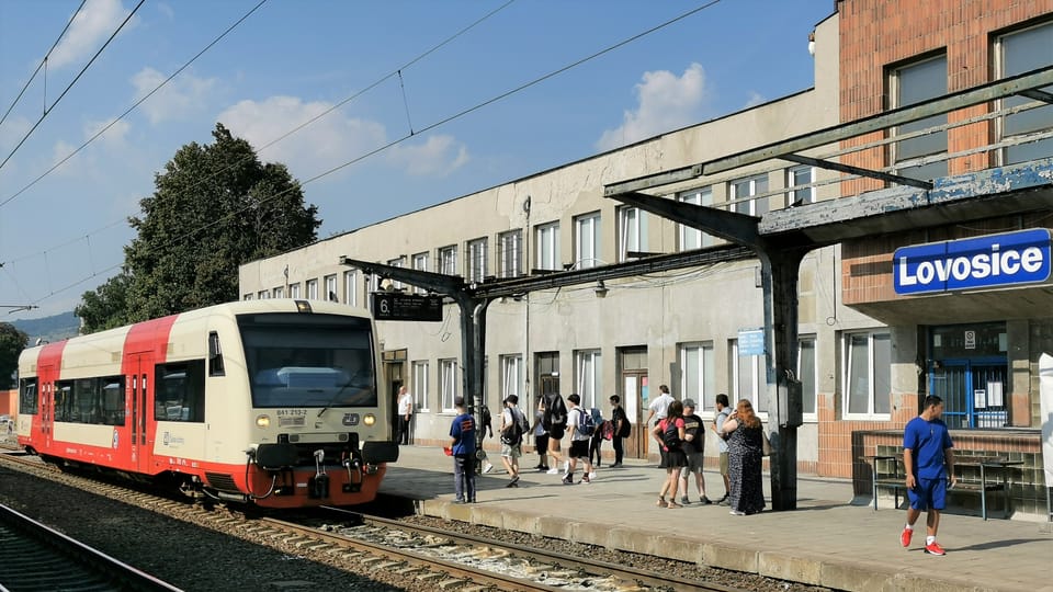 V Lovosicích se křižuje hlavní trasa z Prahy na Ústí a Děčín s lokálními tratěmi | Foto: Petr Lukeš, Radio Prague International V Lovosicích se křižuje hlavní trasa z Prahy na Ústí a Děčín s lokálními tratěmi | Foto: Petr Lukeš, Radio Prague International