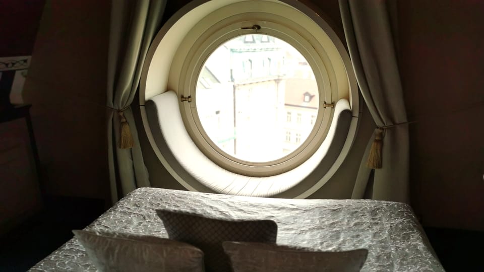 Z postele apartmánu ve věži je výhled na střechy Starého města | Foto: Petr Lukeš, Radio Prague International Z postele apartmánu ve věži je výhled na střechy Starého města | Foto: Petr Lukeš, Radio Prague International