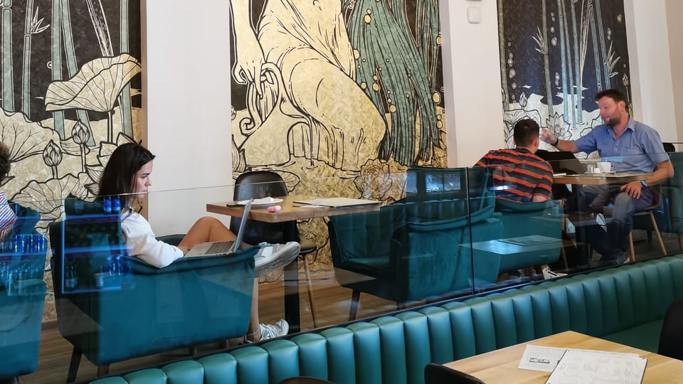 K výzdobě kavárny patří i tři krásné gobelíny, které v duchu díla Alfonse Muchy nechali majitelé vyrobit v Itálii | Foto: Petr Lukeš, Radio Prague International K výzdobě kavárny patří i tři krásné gobelíny, které v duchu díla Alfonse Muchy nechali majitelé vyrobit v Itálii | Foto: Petr Lukeš, Radio Prague International