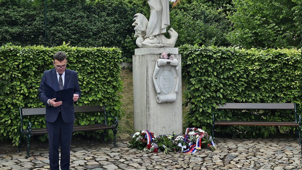 Senátor Tomáš Czernin připomněl výročí dvou významných osobností exilu – Arnošta Lustiga a Tomáše Bati. | Foto: Klára Stejskalová,  Radio Prague International