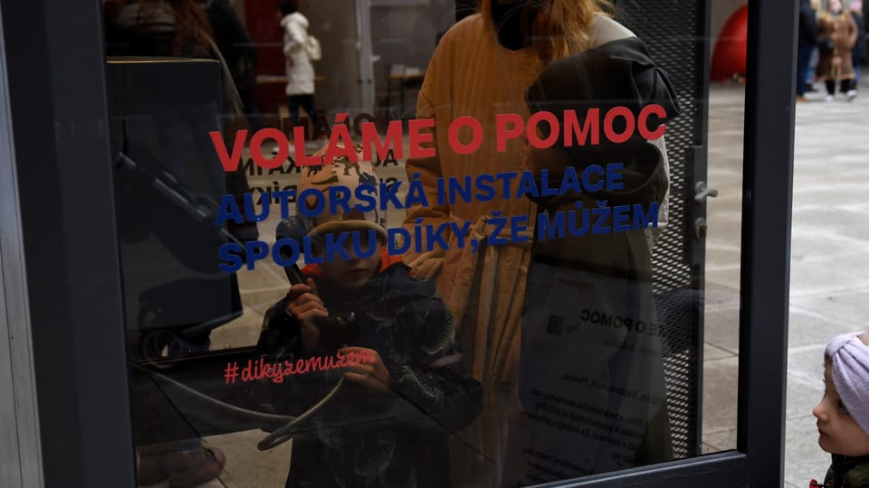 17. listopad na Národní třídě. Telefonní budka s názvem Voláme o pomoc (piazzetta Národního divadla) | Foto: Barbora Navrátilová, Radio Prague International 17. listopad na Národní třídě. Telefonní budka s názvem Voláme o pomoc (piazzetta Národního divadla) | Foto: Barbora Navrátilová, Radio Prague International