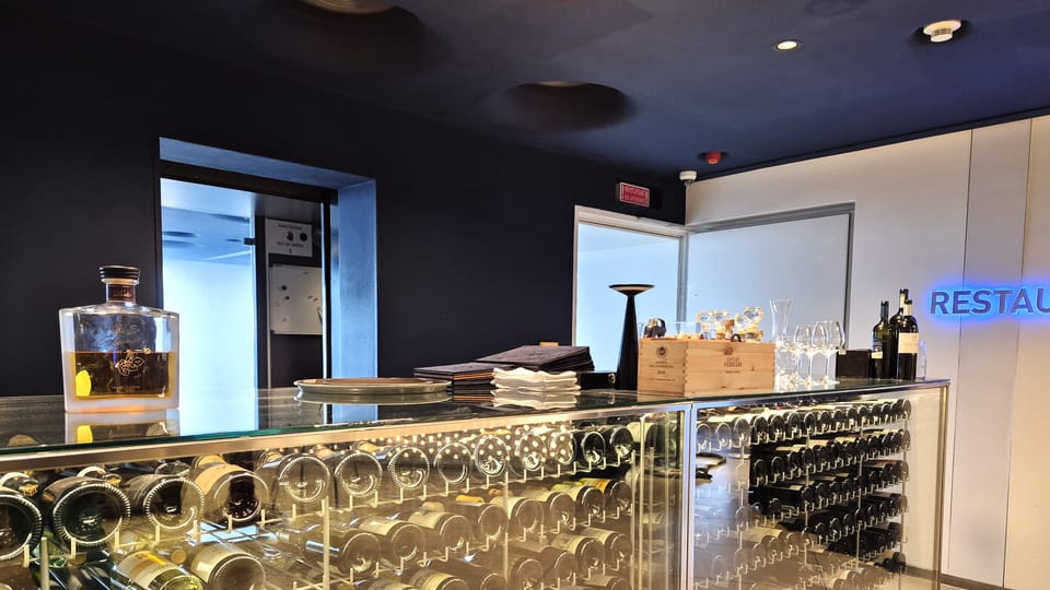 K restauraci Oblaca patří také bohatá vinotéka | Foto: Petr Lukeš, Radio Prague International K restauraci Oblaca patří také bohatá vinotéka | Foto: Petr Lukeš, Radio Prague International