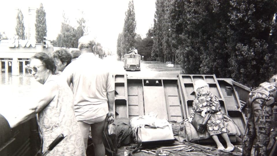 Evakuace Otrokovic na obojživelníku při povodních v létě 1997 | Foto: Roman Verner,  Český rozhlas