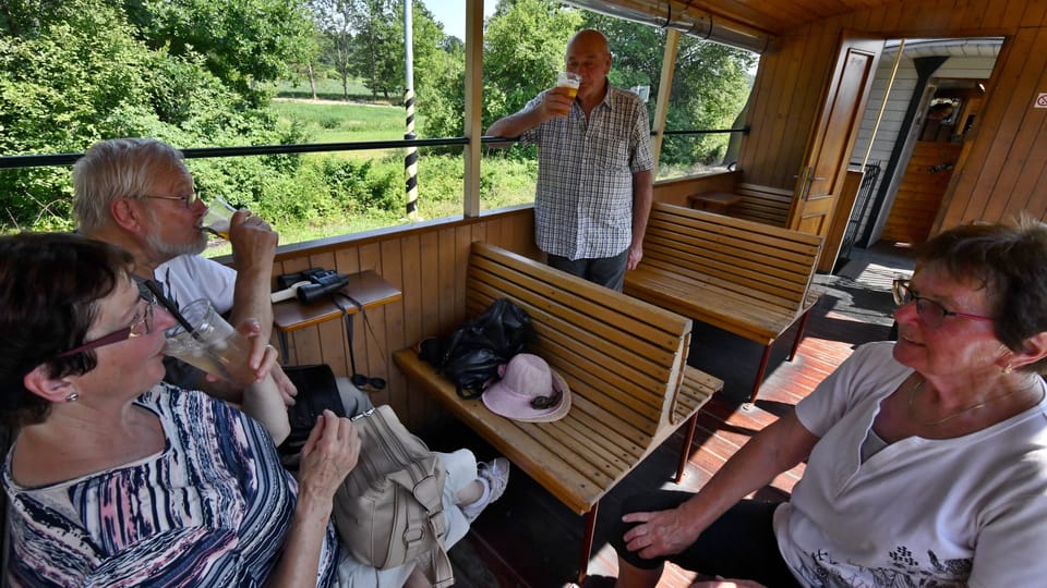 V parním vlaku mají i točené pivo a limonádu. | Foto: Břetislav Tureček,  Radio Prague International
