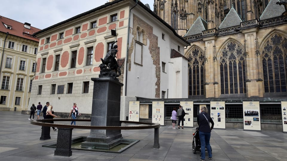 Poblíž katedrály sv. Víta umístil na nový dioritový podstavec gotickou sochu sv. Jiří. | Foto: Barbora Němcová, Radio Prague International Poblíž katedrály sv. Víta umístil na nový dioritový podstavec gotickou sochu sv. Jiří. | Foto: Barbora Němcová, Radio Prague International