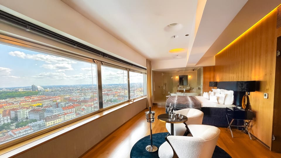 V apartmánu se na Prahu můžete dívat z křesílka nebo z postele | Foto: Tower gastro s.r.o. V apartmánu se na Prahu můžete dívat z křesílka nebo z postele | Foto: Tower gastro s.r.o.