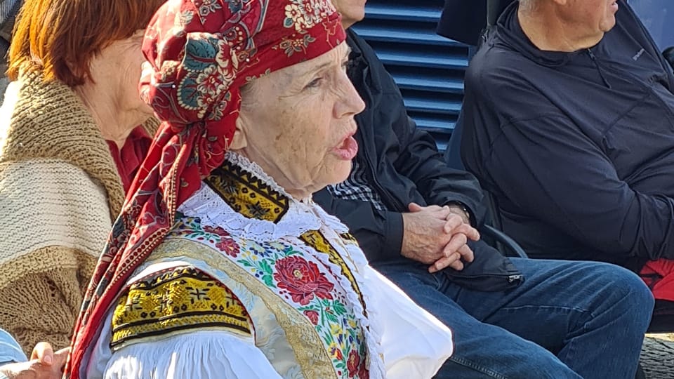 Krajanky s chutí sledují ostatní vystoupení | Foto: Klára Stejskalová, Radio Prague International Krajanky s chutí sledují ostatní vystoupení | Foto: Klára Stejskalová, Radio Prague International