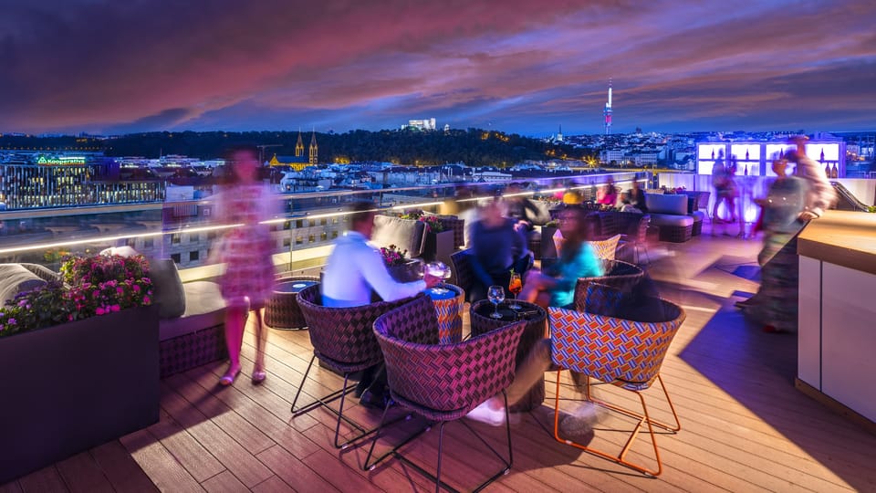 Ze střešní terasy je výhled na Karlín, Vítkov a Žižkovskou věž | Foto: Hilton Prague Ze střešní terasy je výhled na Karlín, Vítkov a Žižkovskou věž | Foto: Hilton Prague