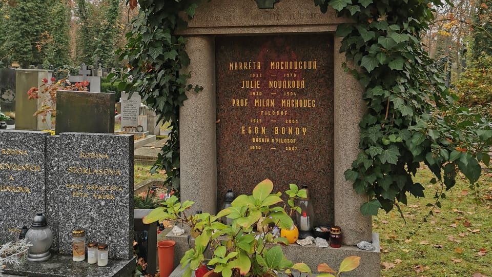Hrob básníka a filozofa Egona Bondyho | Foto: Petr Lukeš, Radio Prague International Hrob básníka a filozofa Egona Bondyho | Foto: Petr Lukeš, Radio Prague International