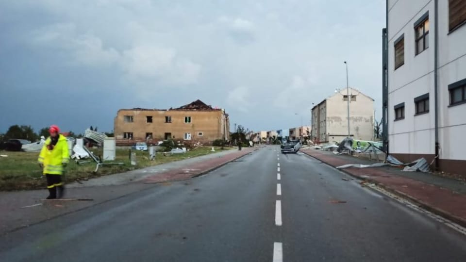 Tornádo zanechalo na silnicích převrácená auta | Foto: Hasičský záchranný sbor Jihomoravského kraje Tornádo zanechalo na silnicích převrácená auta | Foto: Hasičský záchranný sbor Jihomoravského kraje