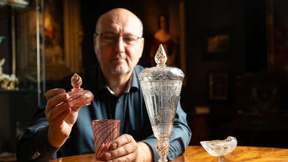 Majitel Arthouse Tomáš Hejtmánek s předměty do online aukce historického skla a porcelánu ze sbírka Rudolfa Justa | Foto: René Volfík