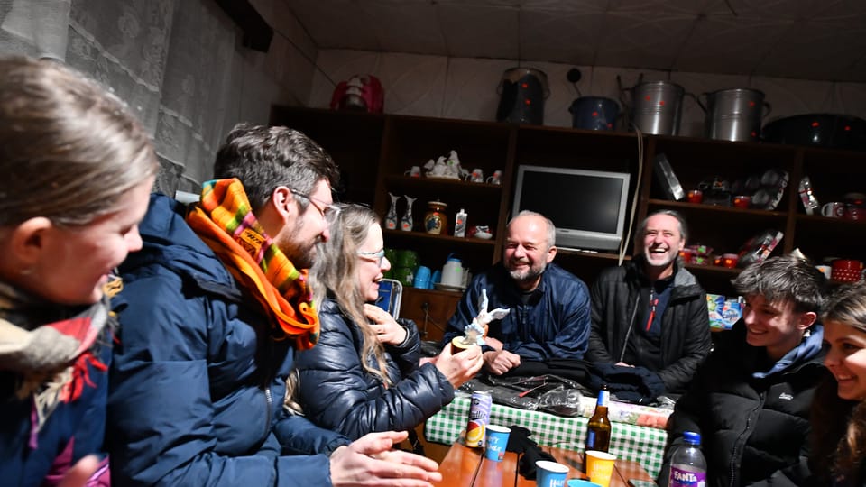 Novoroční turisté z Česka při improvizované narozeninové oslavě v improvizované nálevně-obchodu patřícím manželům Štěpničkovým. | Foto: Břetislav Tureček Novoroční turisté z Česka při improvizované narozeninové oslavě v improvizované nálevně-obchodu patřícím manželům Štěpničkovým. | Foto: Břetislav Tureček