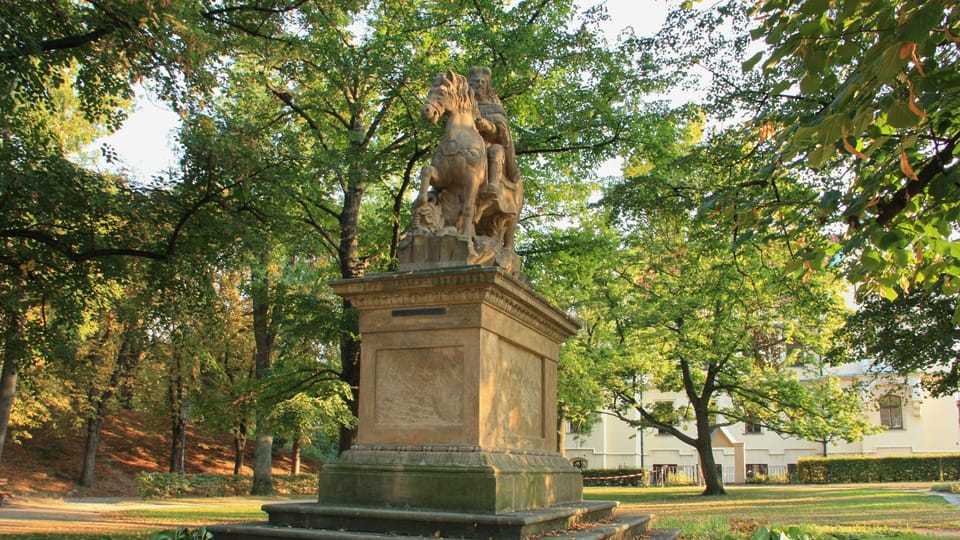 Socha je kopií původního pomníku svatého Václava, který stál do roku 1879 na Václavském náměstí | Foto: Barbora Němcová, Radio Prague International Socha je kopií původního pomníku svatého Václava, který stál do roku 1879 na Václavském náměstí | Foto: Barbora Němcová, Radio Prague International