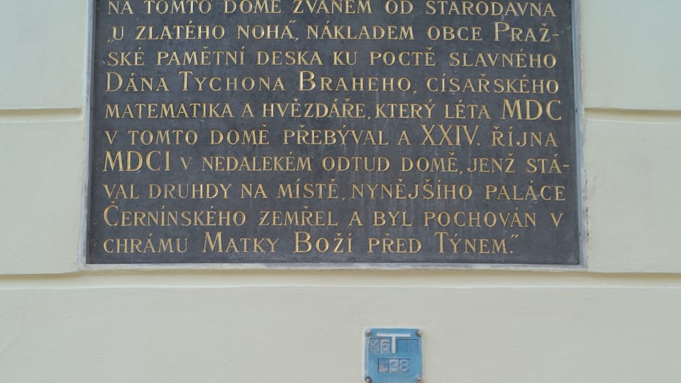 Pamětní tabule na domě U Zlatého noha,  foto: archiv ČRo - Radio Prague International