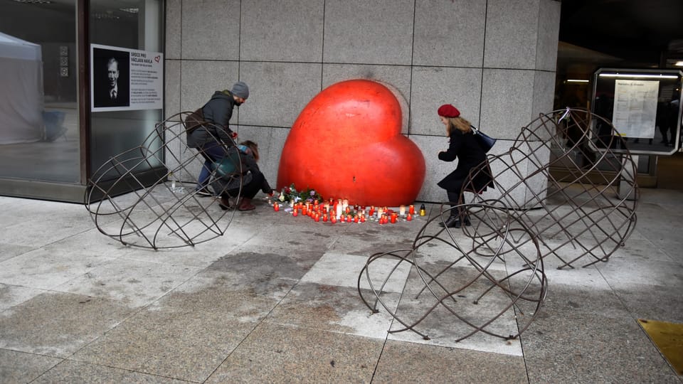 17. listopad na Národní třídě. Setkání u plastiky Srdce pro Václava Havla (piazzetta Národního divadla) | Foto: Barbora Navrátilová, Radio Prague International 17. listopad na Národní třídě. Setkání u plastiky Srdce pro Václava Havla (piazzetta Národního divadla) | Foto: Barbora Navrátilová, Radio Prague International