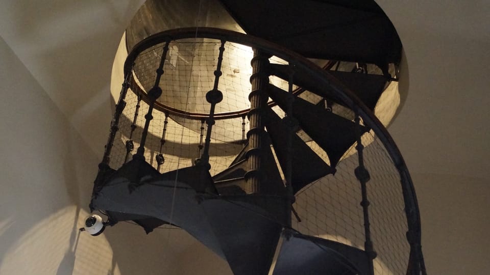 Kovové točité schodiště spojuje patro s knihovnou s místem, kde se odehrávají kulturní představení a výstavy | Foto: Miloš Turek, Radio Prague International Kovové točité schodiště spojuje patro s knihovnou s místem, kde se odehrávají kulturní představení a výstavy | Foto: Miloš Turek, Radio Prague International