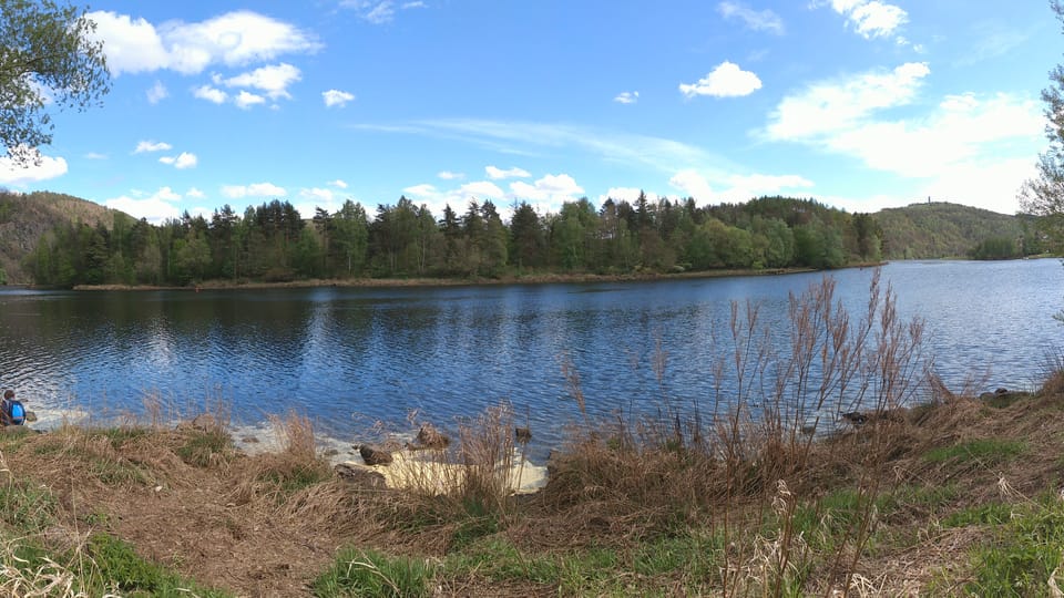 Meandr Vltavy u Solenic,  vpravo nahoře rozhledna Milada,  foto: Libor Hrozínek