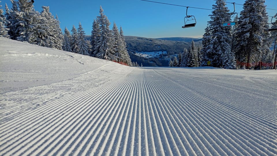 Ranní manšestr čekající na první lyžaře | Foto: Radek Strnad