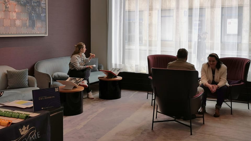 V přízemí hotelu Andaz je řada pohodlných míst pro odpočinek i pro práci | Foto: Petr Lukeš, Radio Prague International V přízemí hotelu Andaz je řada pohodlných míst pro odpočinek i pro práci | Foto: Petr Lukeš, Radio Prague International