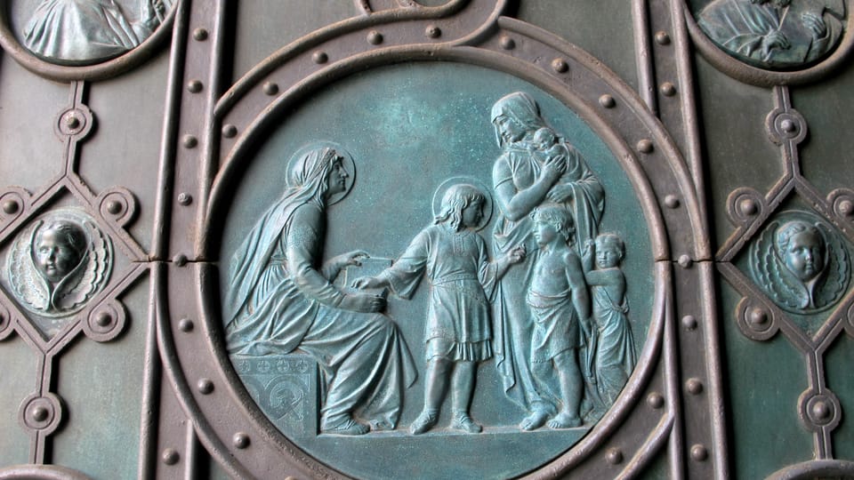 Detail vstupních dvěří do kostela | Foto: Kristýna Maková, Praha křížem krážem Detail vstupních dvěří do kostela | Foto: Kristýna Maková, Praha křížem krážem