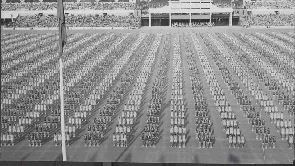 Spartakiáda na Strahově v roce 1955 | Foto: e-Sbírky, Národní muzeum - Historické muzeum, CC BY 1.0 DEED Spartakiáda na Strahově v roce 1955 | Foto: e-Sbírky, Národní muzeum - Historické muzeum, CC BY 1.0 DEED