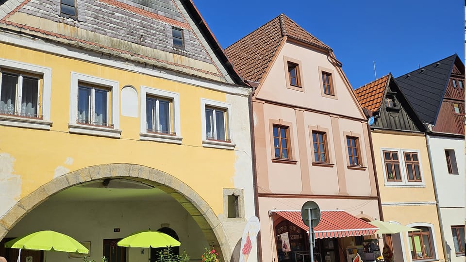 Podloubní domy na náměstí | Foto: Klára Stejskalová,  Radio Prague International