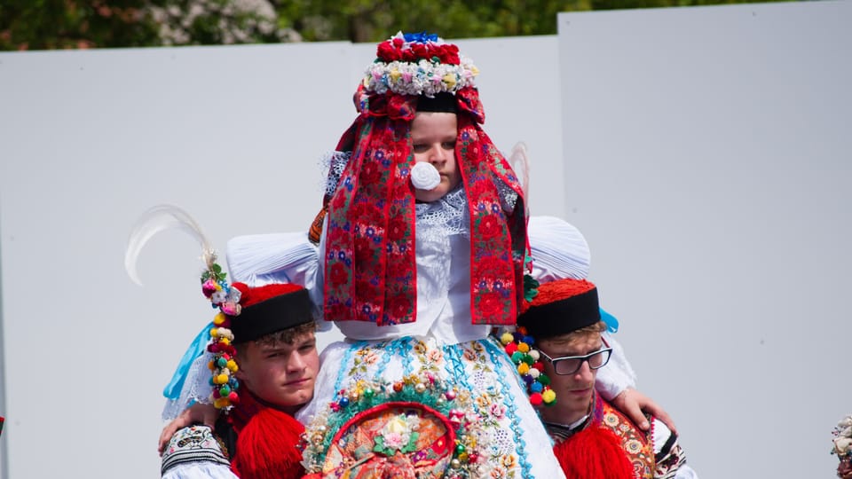 Krále nesou dva z jeho legrútů | Foto: Barbora Navrátilová, Radio Prague International Krále nesou dva z jeho legrútů | Foto: Barbora Navrátilová, Radio Prague International