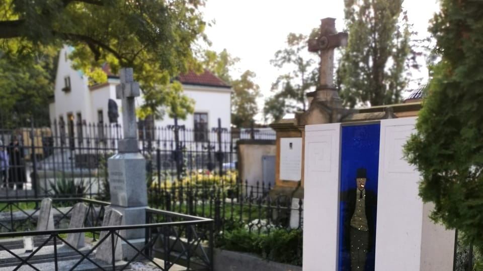 V těsném sousedství jsou horby architekta Václava Kaplického, režiséra Jiřího Menzela a hudebníka Ilji Hurníka | Foto: Petr Lukeš, Radio Prague International V těsném sousedství jsou horby architekta Václava Kaplického, režiséra Jiřího Menzela a hudebníka Ilji Hurníka | Foto: Petr Lukeš, Radio Prague International