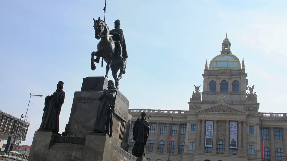 Slavná jezdecká socha byla doplněna čtyřmi sochami stojících světců. Jde o sv. Ludmilu, sv. Prokopa, sv. Vojtěcha a sv. Anežku | Foto: Barbora Němcová, Radio Prague International Slavná jezdecká socha byla doplněna čtyřmi sochami stojících světců. Jde o sv. Ludmilu, sv. Prokopa, sv. Vojtěcha a sv. Anežku | Foto: Barbora Němcová, Radio Prague International