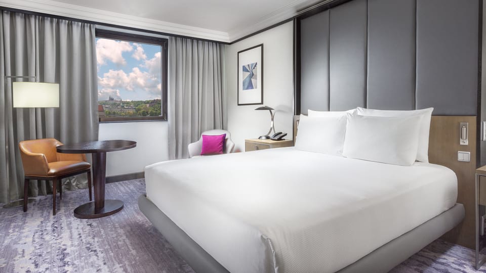 Výhled na Pražský hrad mají jenom apartmány v nejvyšších patrech hotelu | Foto: Hilton Prague