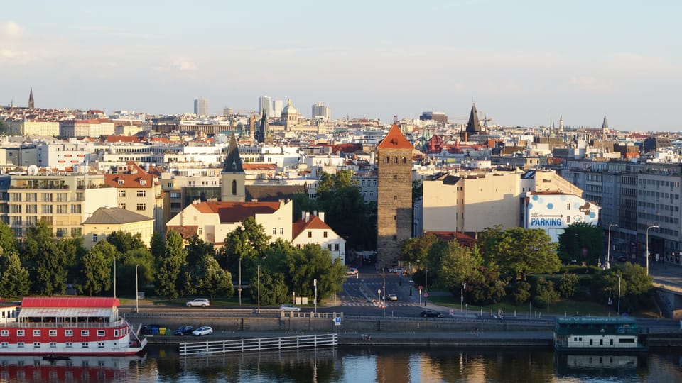 Novomlýnská vodárenská věž (uprostřed) nebyla jen zásobníkem vody, ale také rozhlednou a místem, kde se bavili bohatí pražští měšťané. Usazování naplavenin a regulace Vltavy způsobily, že dnes věž stojí asi sto metrů od řeky. | Foto: Miloš Turek, Radio Prague International Novomlýnská vodárenská věž (uprostřed) nebyla jen zásobníkem vody, ale také rozhlednou a místem, kde se bavili bohatí pražští měšťané. Usazování naplavenin a regulace Vltavy způsobily, že dnes věž stojí asi sto metrů od řeky. | Foto: Miloš Turek, Radio Prague International