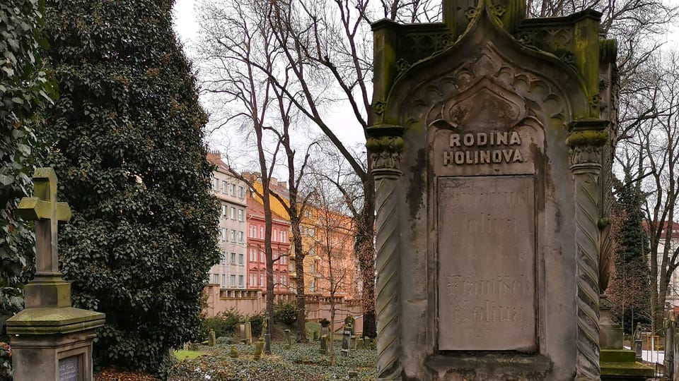 Zde odpočívá František Holina  (1806 - 1877)  kaligraf,  který byl otcem Nerudovy snoubenky Anny Holinové. | Foto: Petr Lukeš,  Radio Prague International