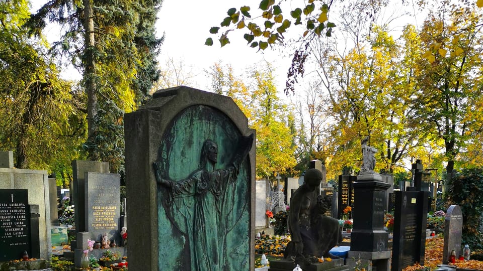 Nádherné reliéfy a sochy zdobí hrobky na Vinohradském hřbitově | Foto: Petr Lukeš, Radio Prague International Nádherné reliéfy a sochy zdobí hrobky na Vinohradském hřbitově | Foto: Petr Lukeš, Radio Prague International