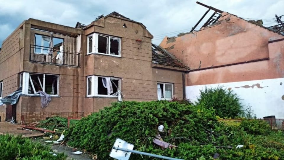 Většinu domů připravilo tornádo o střechu | Foto: Hasičský záchranný sbor Jihomoravského kraje Většinu domů připravilo tornádo o střechu | Foto: Hasičský záchranný sbor Jihomoravského kraje