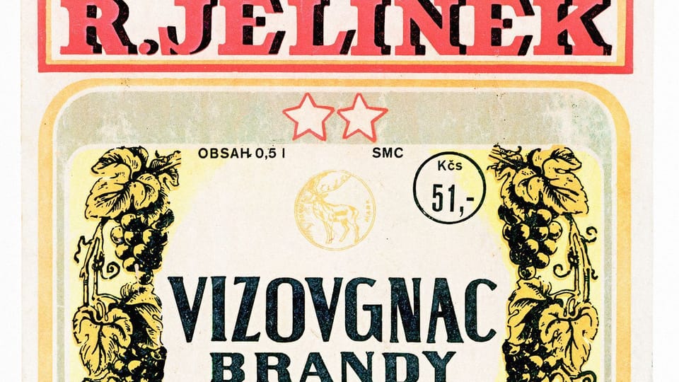 V roce 1955 byla na trh uvedená Vizovgnac brandy,  pro kterou se později vžil lidový název "vizour". | Reprofoto: Marcel Sladkowski: "Království slivovice - Osudy palírníků a palíren ve Vizovicích" / RUDOLF JELÍNEK a.s.