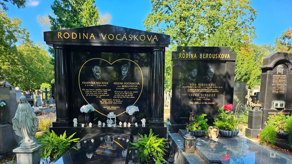 Bývá pravidlem, že nejnákladnější a nejzdobnější hroby mají rodiny „světských“. Platí to i na Olšanech. | Foto: Petr Lukeš, Radio Prague International Bývá pravidlem, že nejnákladnější a nejzdobnější hroby mají rodiny „světských“. Platí to i na Olšanech. | Foto: Petr Lukeš, Radio Prague International